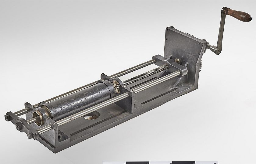 Foto der 1847 von von Werner von Siemens erfundene Guttapercha-Presse zur Isolierung von unter See verlegten Telegrafenkabeln, Nachbildung, um 1905.