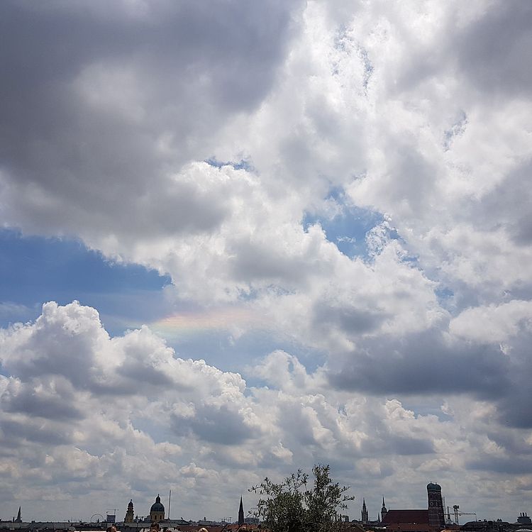 Wolken am Himmel über München.