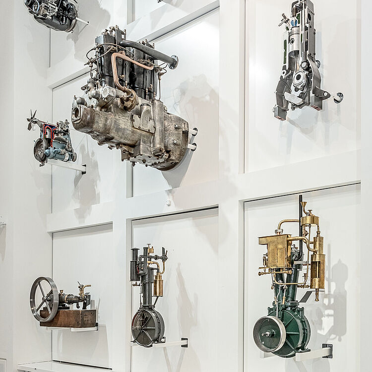 Motorenwand in der Ausstellung Energie Motoren