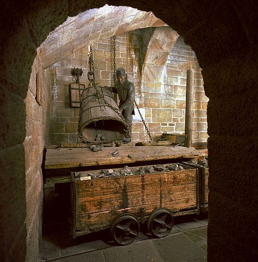 Blick ind Bergwerk mit Figur eines Bergmannes.