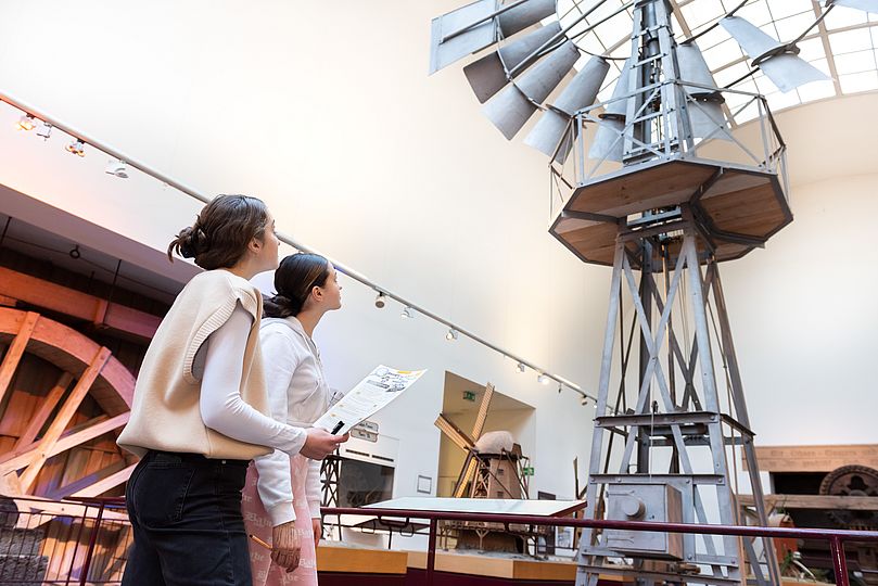 Mit dem Forscherbogen durch die Ausstellung Kraftmaschinen.