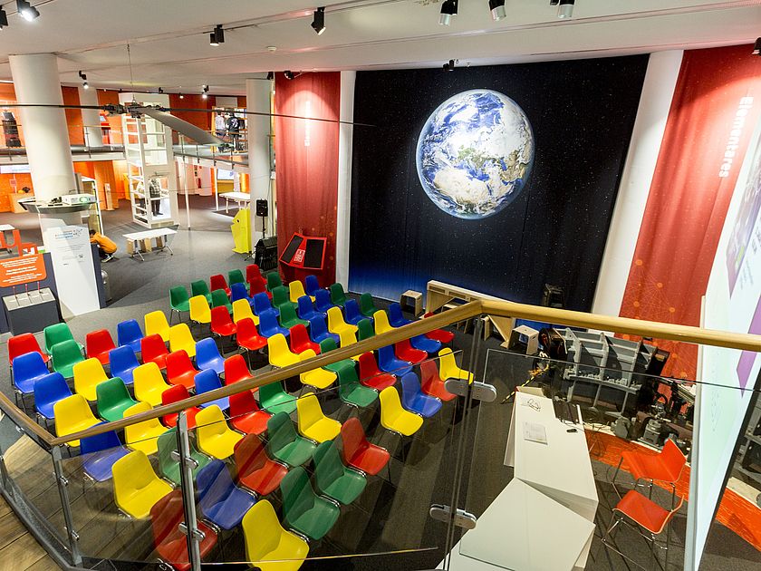 Neue Bestuhlung auf neuem Teppich Veranstaltung im Deutschen Museum Bonn