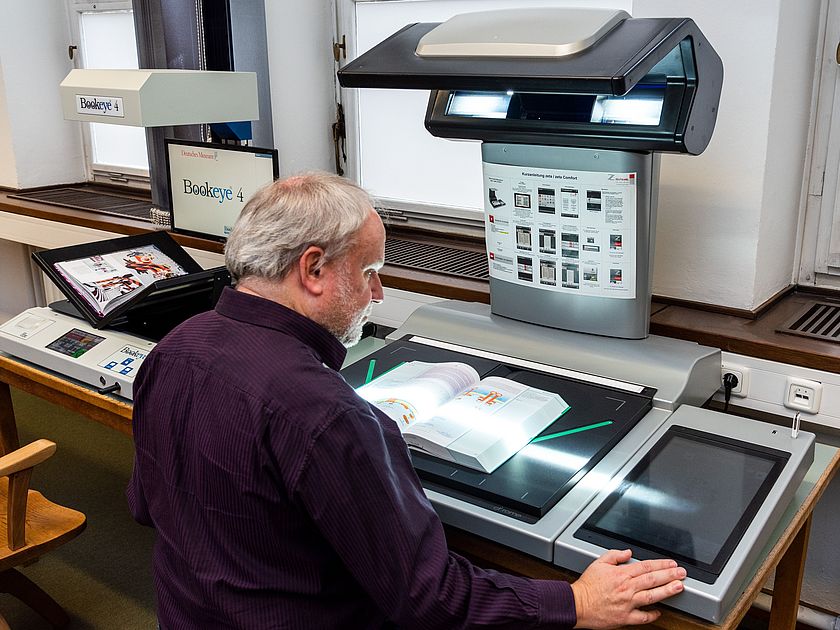 Ein Nutzer scannt im Lesesaal