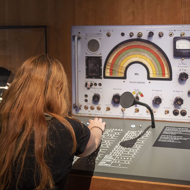 Mitmachstation Morsecode Mitmachstation Mädchen beim Lösen von Morsecode