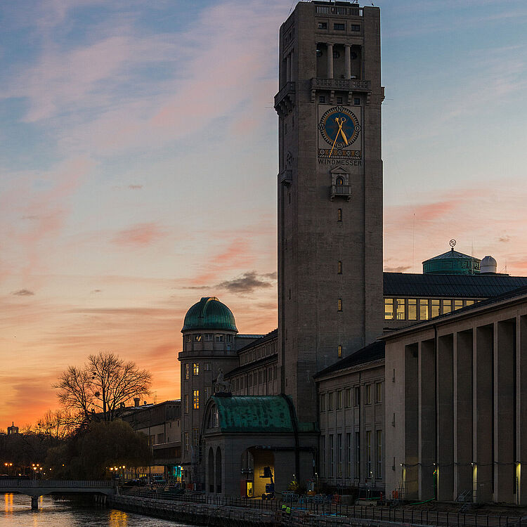 Blick auf den Museumsturm bei Dämmerung