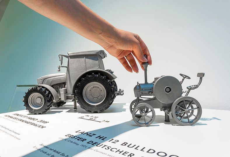 Tastmodell des Traktors Fendt und des Bulldogs Lanz in der Ausstellung Landwirtschaft und Ernährung.