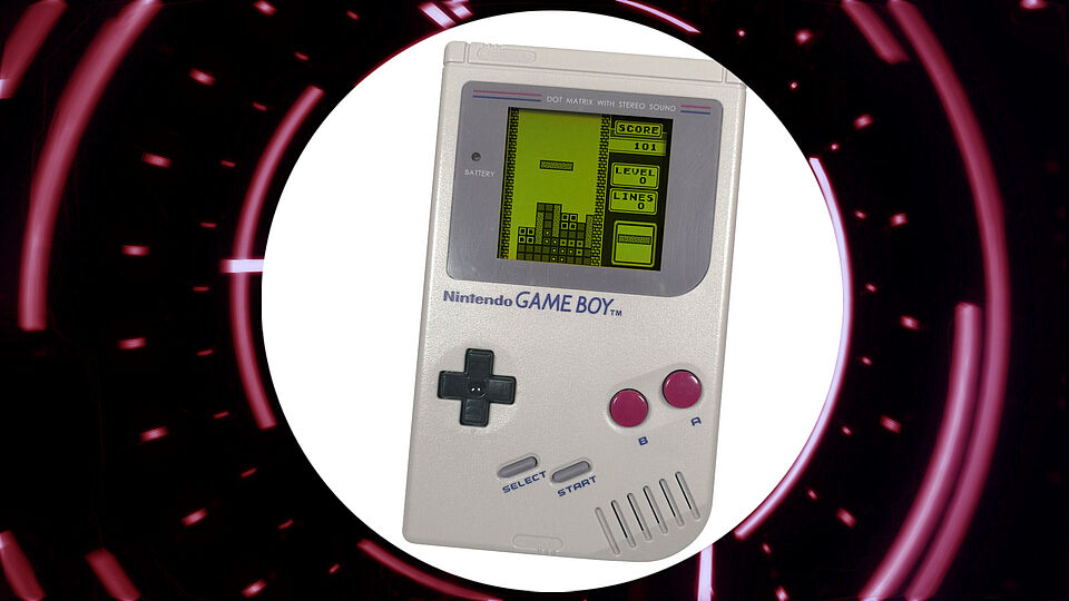 Game Boy von Nintendo. Auf dem Bildschirm läuft das Spel Tetris.