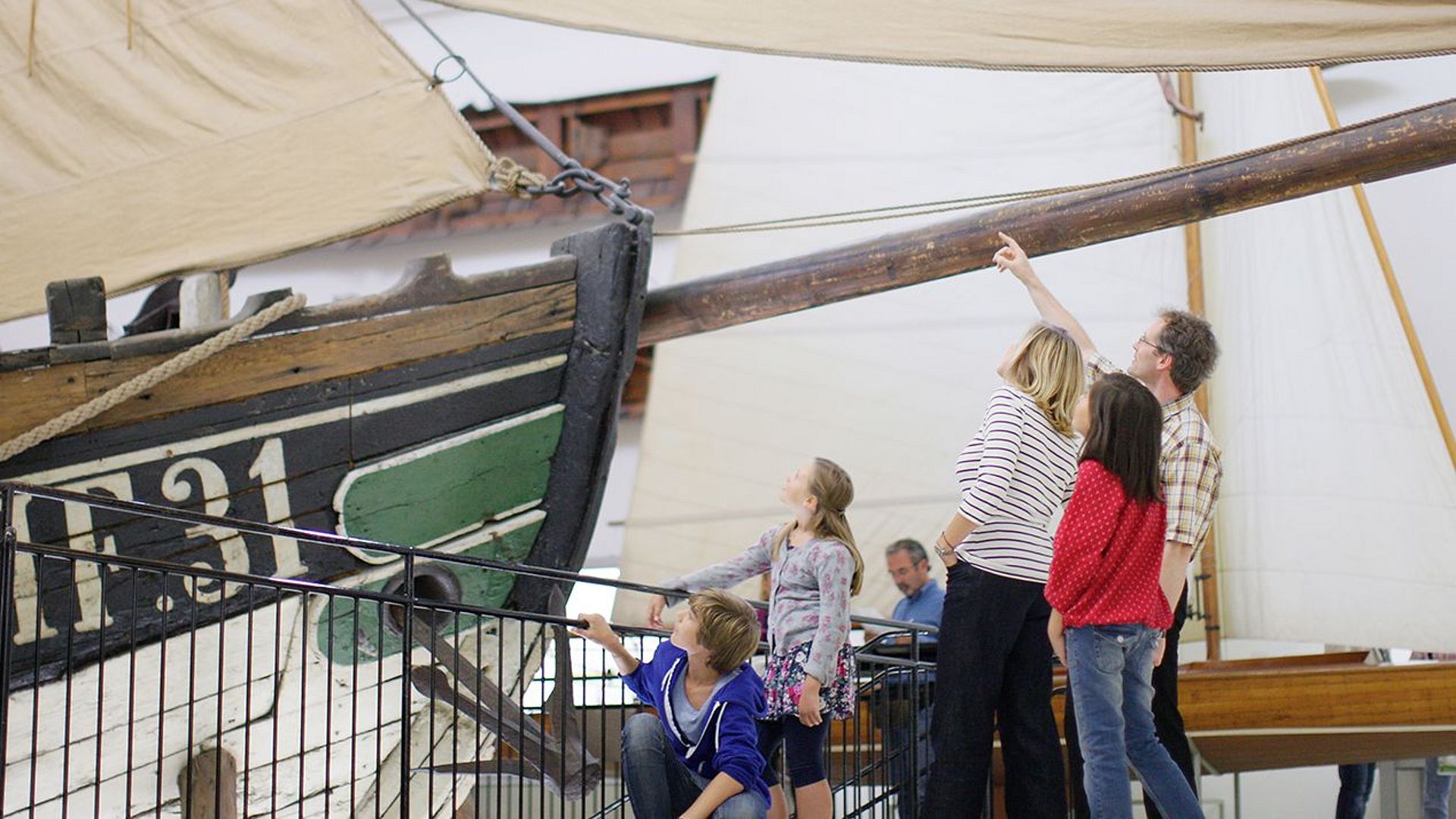 Deutsches_Museum_Besuch_Familien_Fischer_Ewer Familie steht vor dem Fischerboot Ewer.