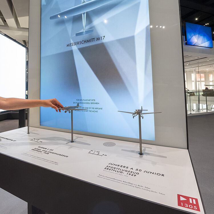 Tastmodell vor Bildschirm in der Ausstellung Historische Luftfahrt
