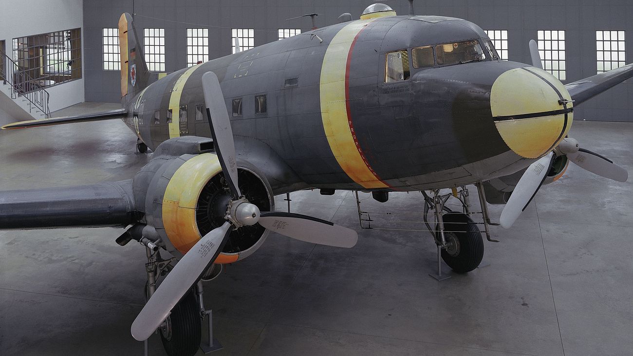 Das Verkehrs- und Transportflugzeug Douglas DC-3 in der Flugwerft Schleißheim.