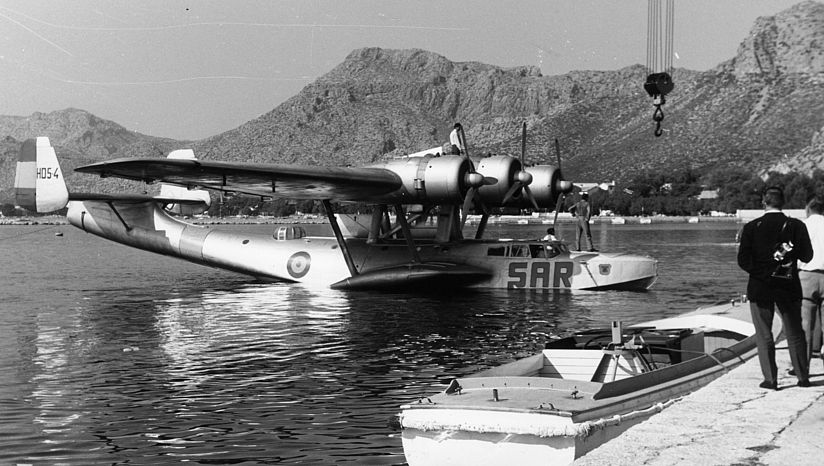 Eine spanische Do 24 wird in Polensa, Mallorca, ins Wasser gesetzt.
