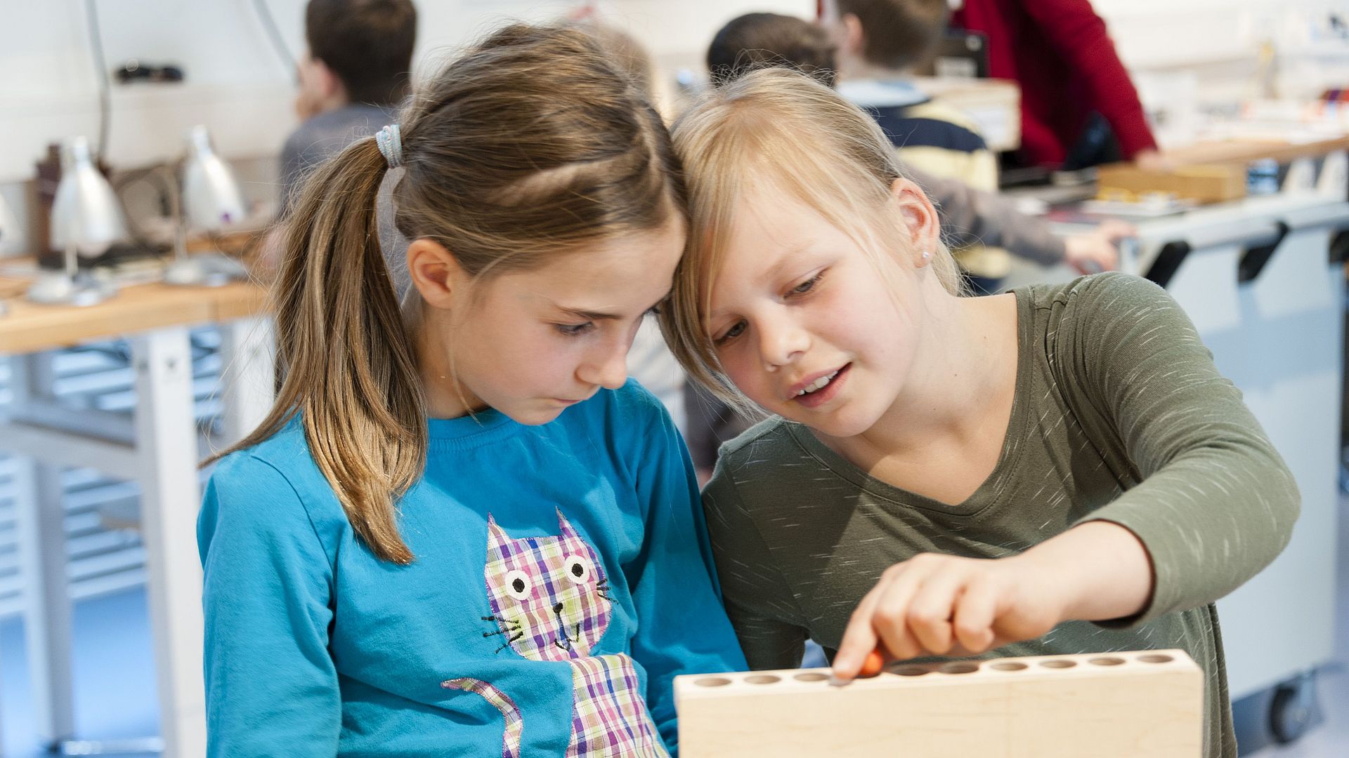 Schulklassenprogramm_Experimentierwerkstatt_Licht_an_CD_L_6996_107.jpg Mädchen beim Schulklassenprogramm „Licht an!“ in der Experimentierwerkstatt