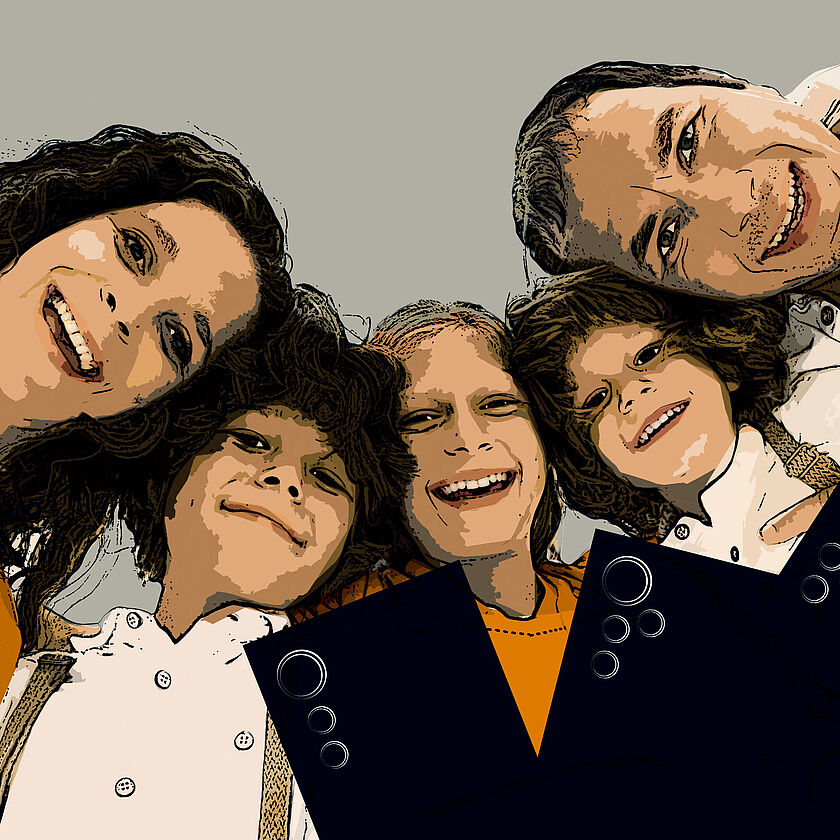 Ein Familienporträt, das von unten nach oben schauend aufgenommen wurde. Die Gruppe besteht aus fünf Personen: zwei Erwachsene und drei Kinder. Sie lächeln herzlich in die Kamera. Die Farben des Bildes sind künstlerisch verändert und wirken leicht cartoonartig.