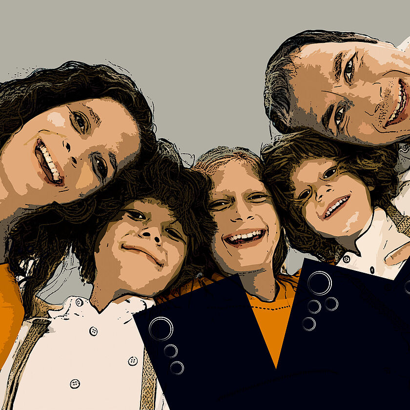 Ein Familienporträt, das von unten nach oben schauend aufgenommen wurde. Die Gruppe besteht aus fünf Personen: zwei Erwachsene und drei Kinder. Sie lächeln herzlich in die Kamera. Die Farben des Bildes sind künstlerisch verändert und wirken leicht cartoonartig.