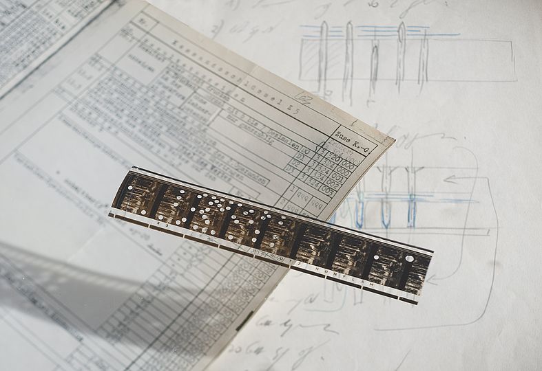 Ein Fotonegativ-Streifen, eine Technische Zeichnung und ein Dokument der ZuseKG.