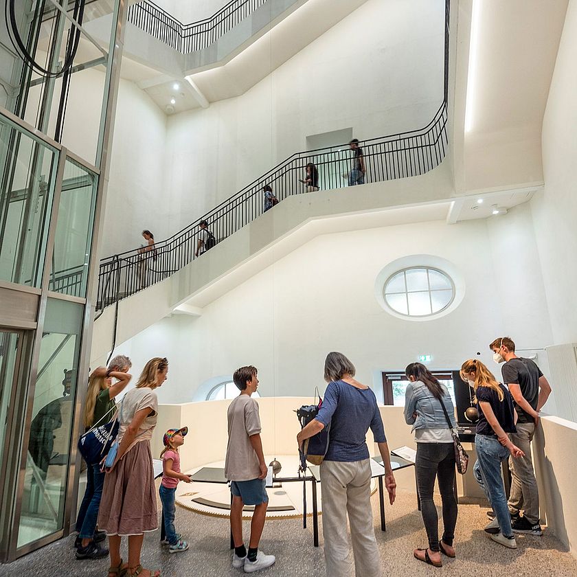 Besucher vor Foucaultschen Pendel