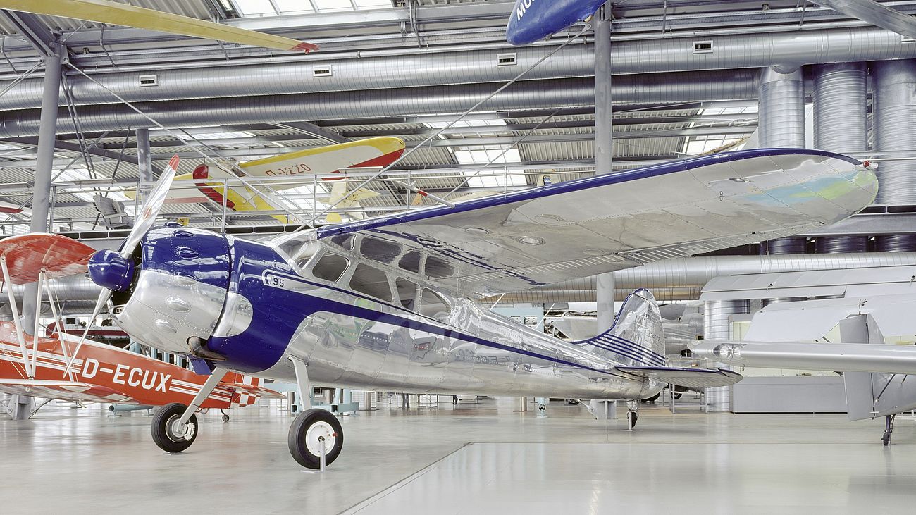 Sport- und Reiseflugzeug Cessna 195 in der Flugwerft Schleißheim.