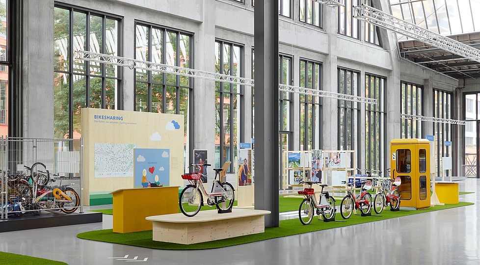  Telefonzelle mit  „Call a Bike“-Fahrrädern in der Ausstellung Bikesharing.