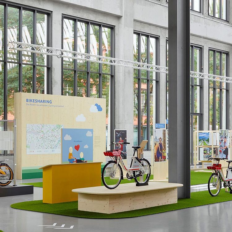  Telefonzelle mit  „Call a Bike“-Fahrrädern in der Ausstellung Bikesharing.