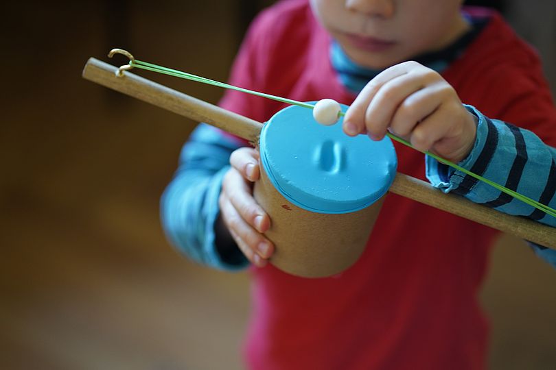 Kind mit selbst gebautem Instrument