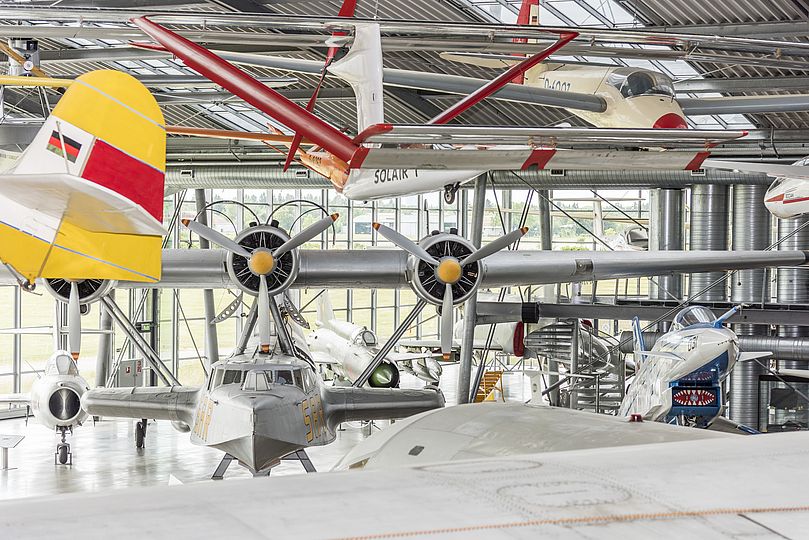 Flugzeuge in der neuen Ausstellungshalle in der Flugwerft Schleißheim.