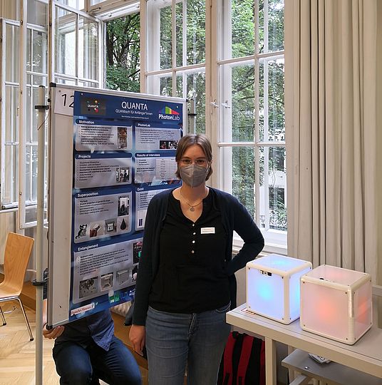 Berrit Koerbitzer an dem Ausstellungsplakat Quantum Aktiv beim Eröffnungswochenende des DM Nünberg