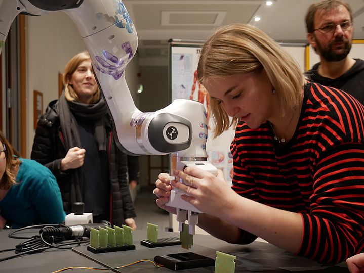 Bedinung Roboterarm Projekt Geriatronik