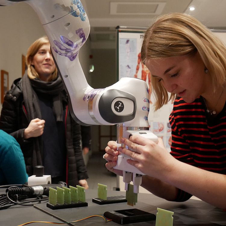 Bedinung Roboterarm Projekt Geriatronik