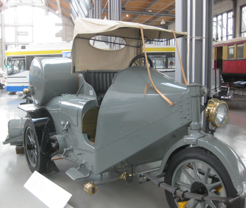 Three-wheeled street-cleaner with water tank.