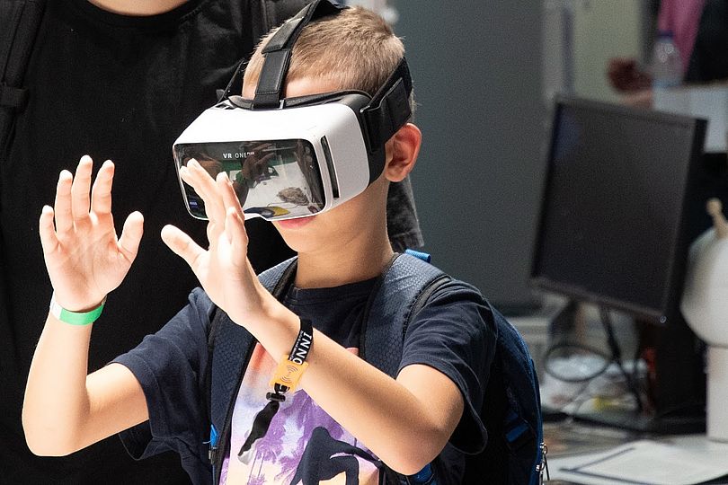 Junge mit VR-Brille