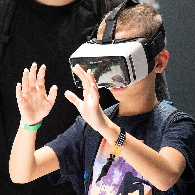 Junge mit VR-Brille