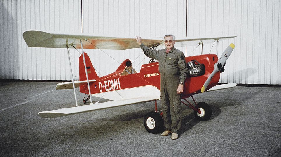 Der Konstrukteur, Flugzeugbauer und Testpilot Herbert Müller und sein Flugzeug.