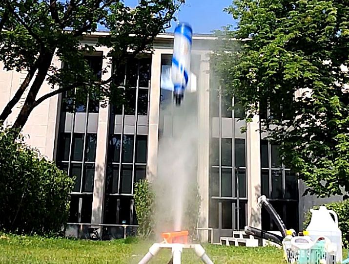 Rakete startet mit Wasserantrieb