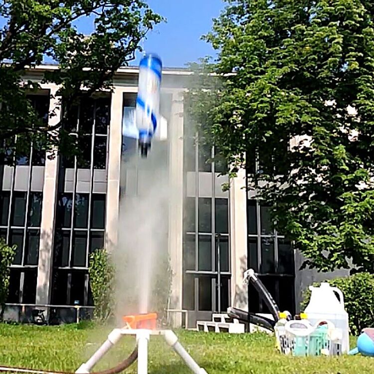 Rakete startet mit Wasserantrieb