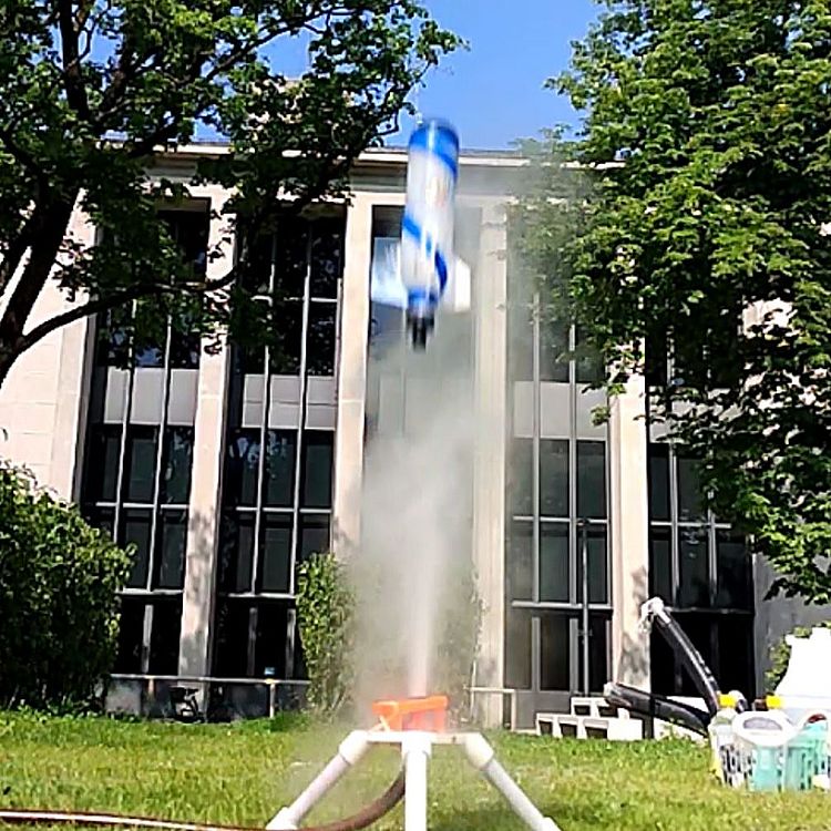 Rakete startet mit Wasserantrieb