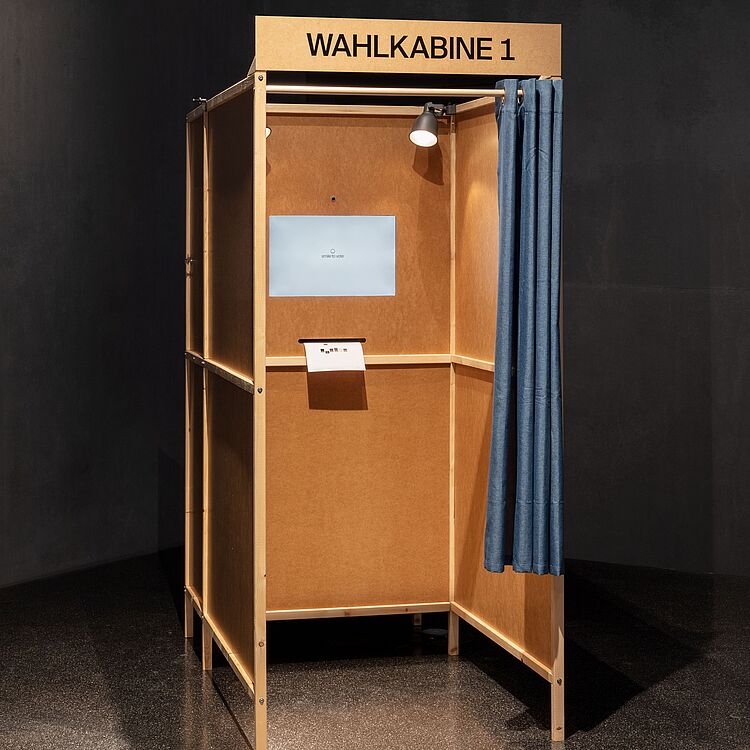 Eine "Smile to Vote" Wahlkabine.