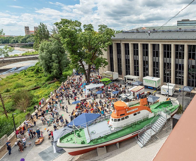 Der Museumsgarten mit dem Seenotrettungskreuzer auf der Museumsinsel