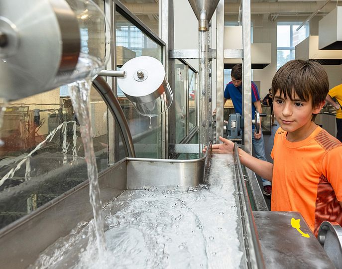 Wasser- und Brückenbau Wasserexperiment