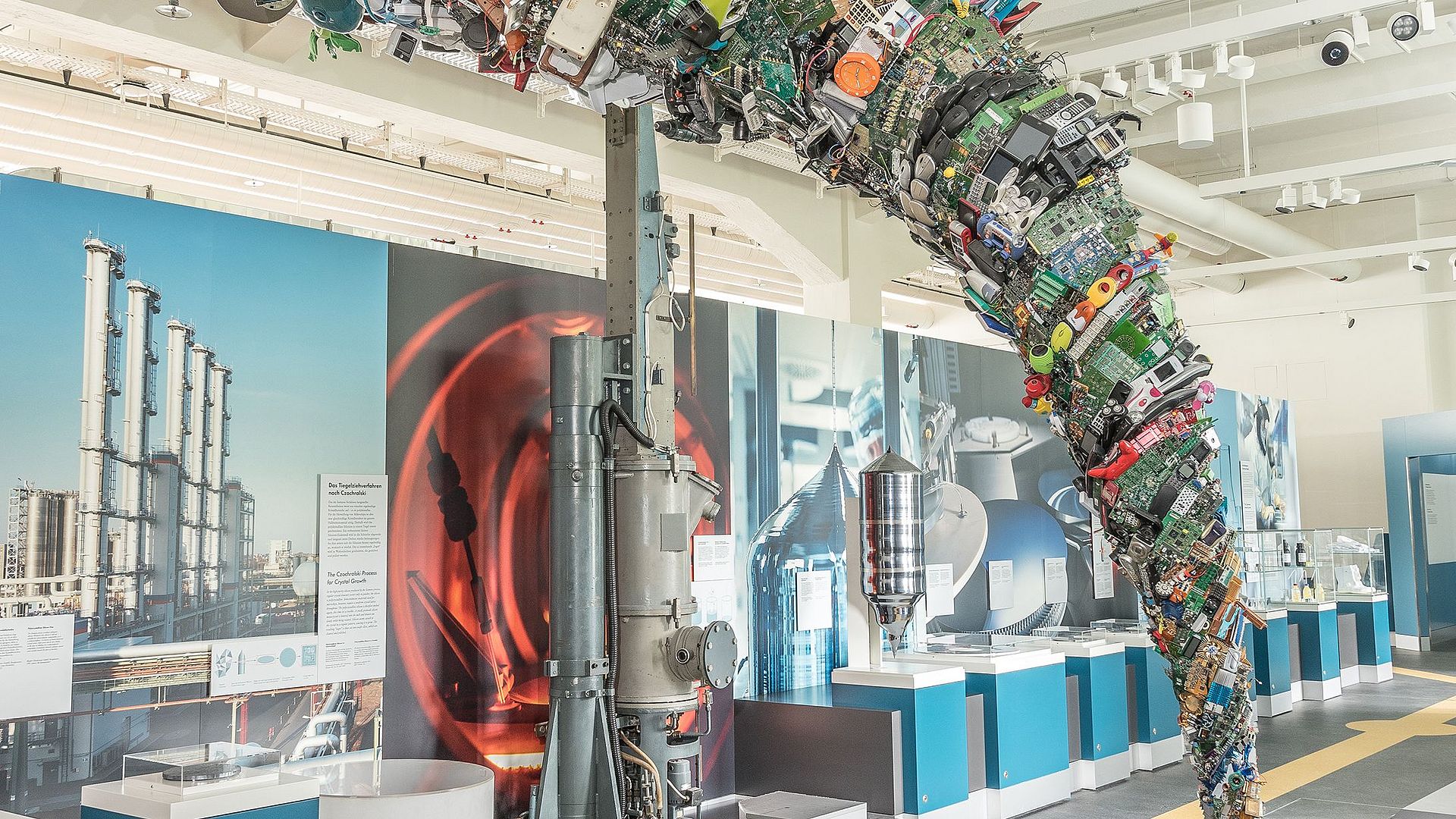 Schrotttornado aus Elektroschrott in der Ausstellung Elektronik.
