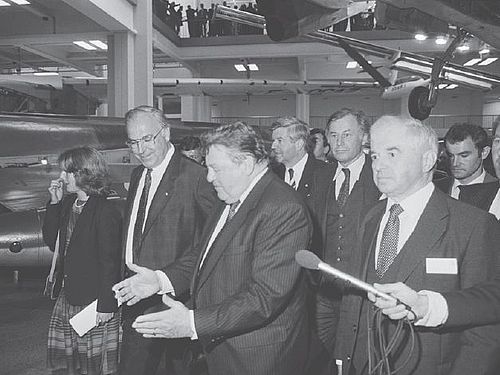 Bundeskanzler Helmut Kohl (2. v. li.) und Bayerns Ministerpräsident Franz-Josef Strauß bei der Eröffnung der Luft- und Raumfahrthalle 1984.