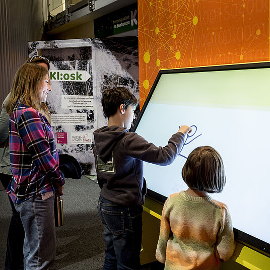 Exponat Quick Draw im Erlebnisraum KI Deutsches Museum Bonn.