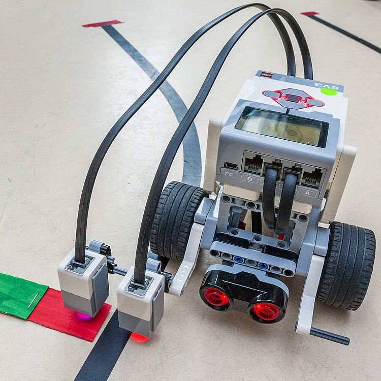 EV3-Roboter untersucht eine grüne und rote Farbfläche auf dem Boden.