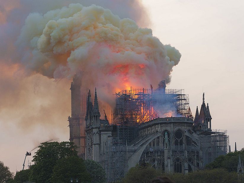 Notre-Dame in Flammen.