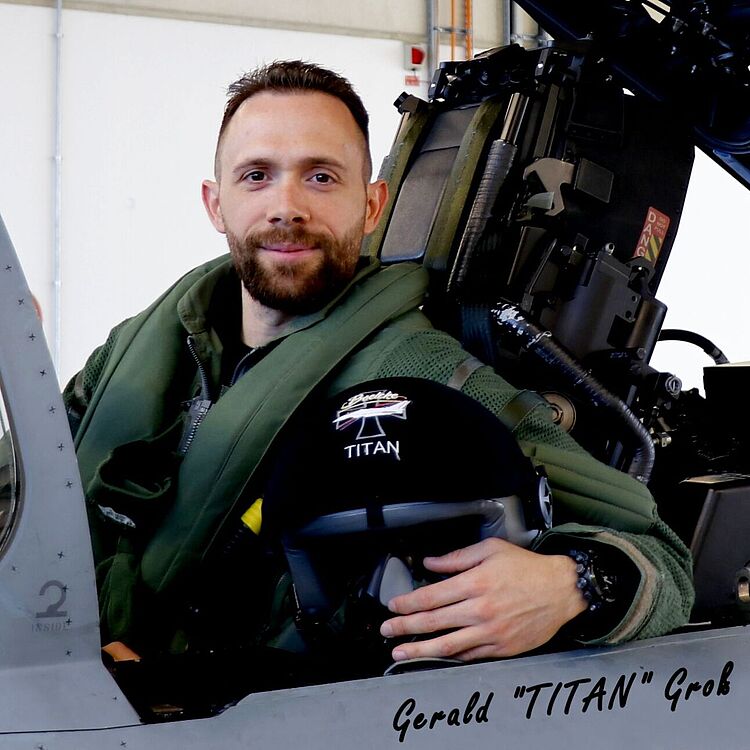 Eurofighter-Pilot Gerald "TITAN" Groß im Cockpit