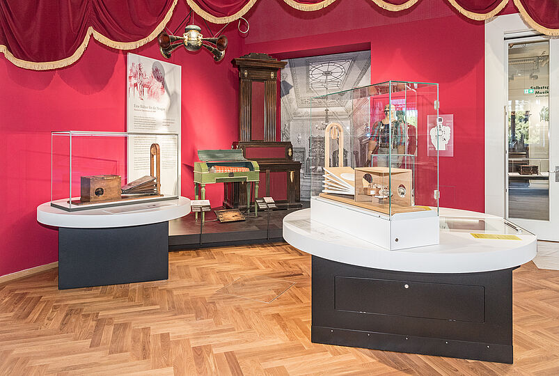 Kempelen’scher Sprechapparat und Nachbau in der Ausstellung Musikinstrumente.