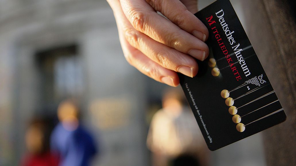 Mitglied mit Jahreskarte in der Hand auf dem Weg zum Haupteingang auf der Museumsinsel