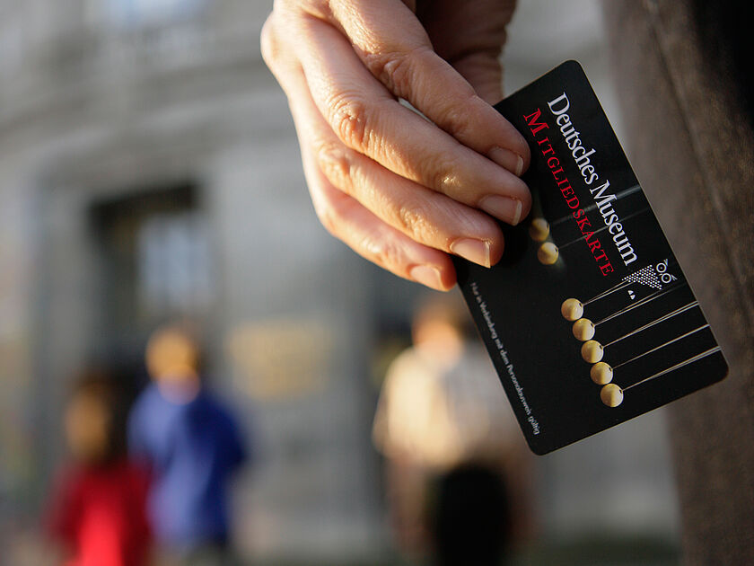 Mitglied mit Jahreskarte in der Hand auf dem Weg zum Haupteingang auf der Museumsinsel
