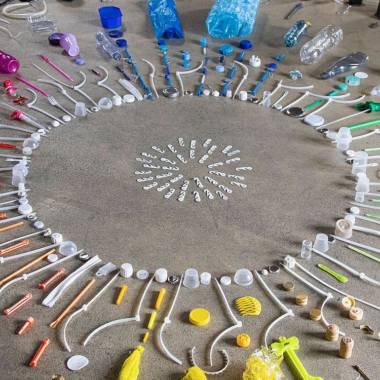 Juli Gudehus: Kreis mit Farbverlauf aus buntem Recyclingmaterial