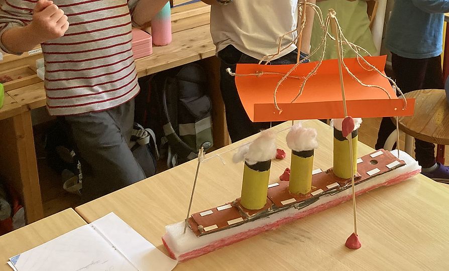 Schiff mit Hängebrücke - Modell