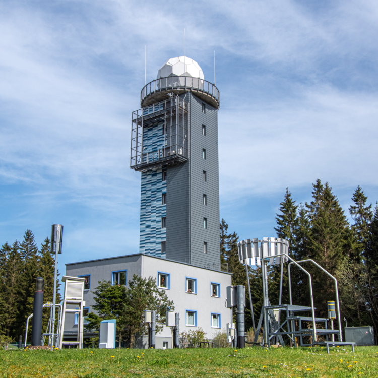 Das Bild zeigt eine hauptamtliche Wetterstation mit Niederschlagsradar.